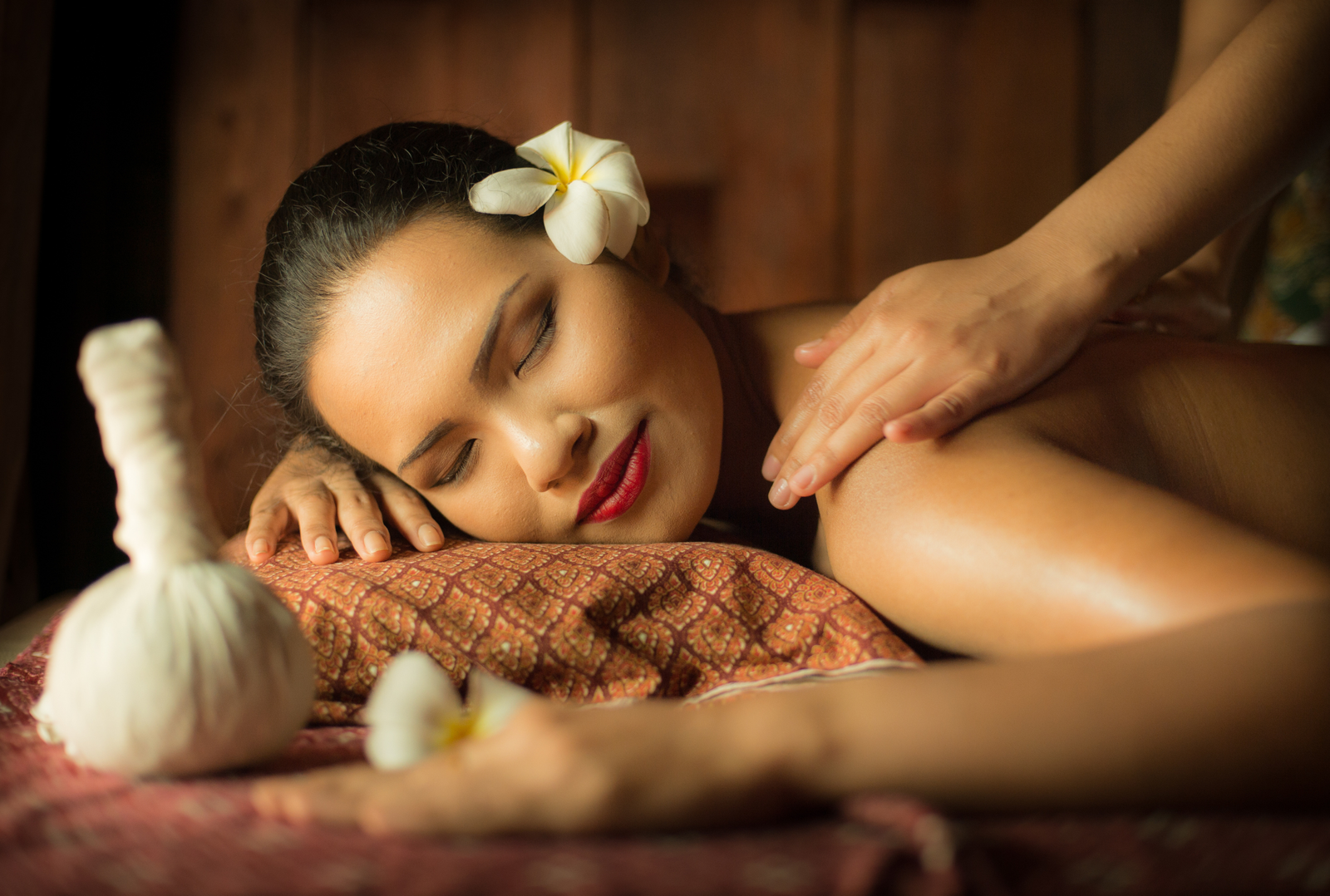 Balinese massage combining acupressure and stretching at Riborn Spa Thane