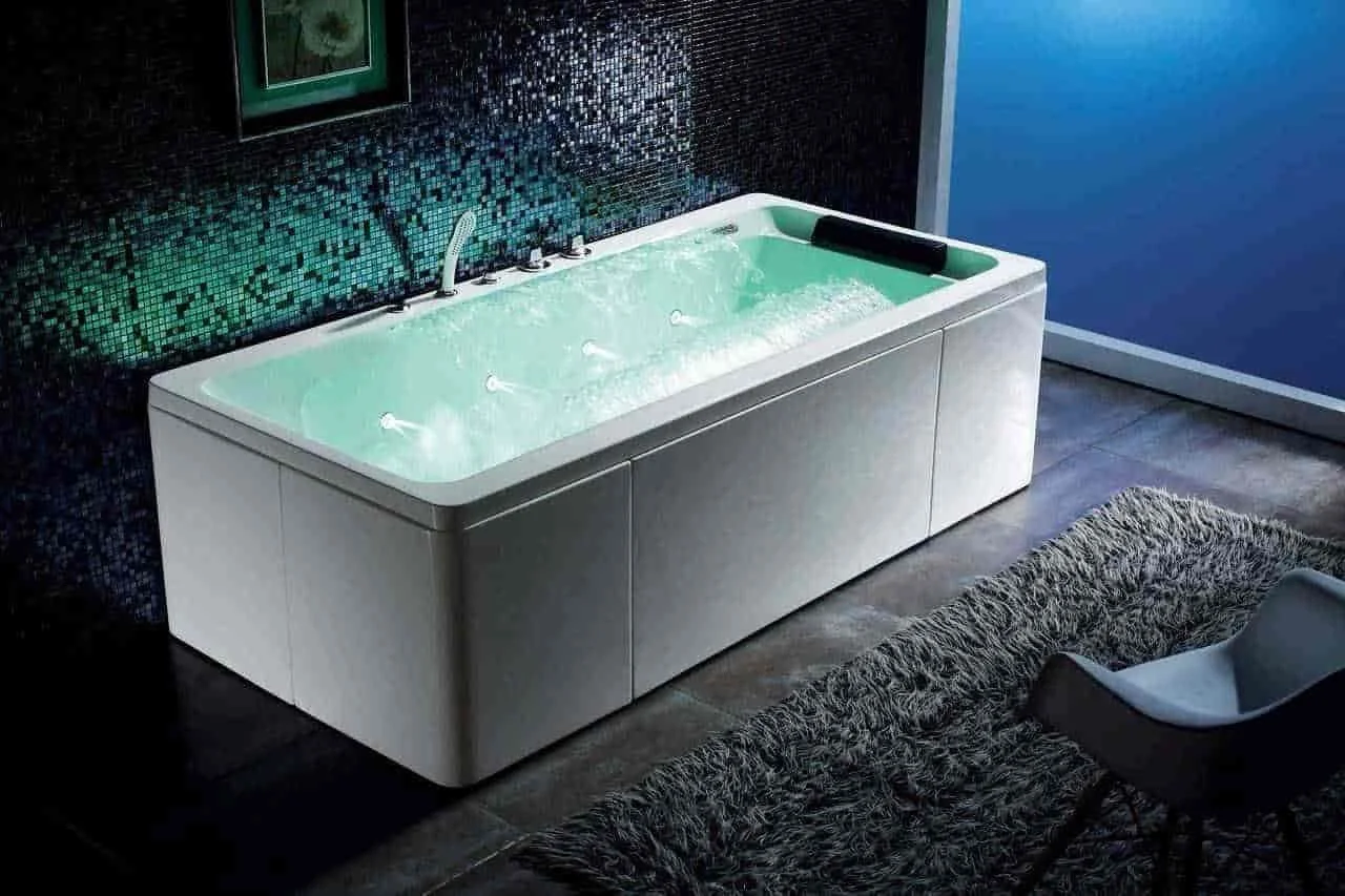 Warm jacuzzi bath before a body massage at Riborn Spa Thane